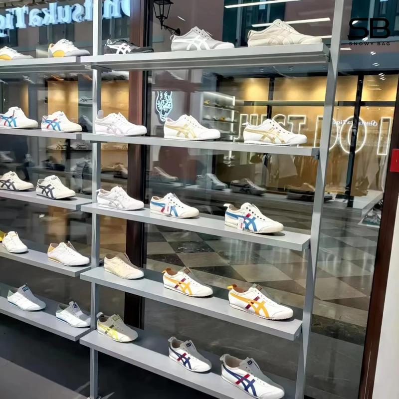Bảng giá giày Onitsuka Tiger tại một cửa hàng chính thức ở TP.HCM, với các mẫu giày và giá cả rõ ràn