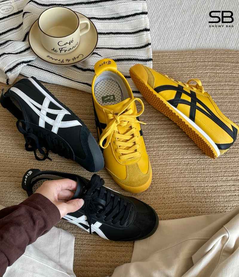 Hai đôi giày Onitsuka Tiger giống nhau nhưng có giá khác nhau, với nhãn giá được nhấn mạnh để thể hi