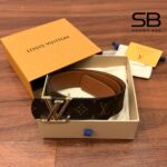 Thắt Lưng LV Hai Mặt Dimension Bản 40MM Monogram Màu Nâu M8845U góc nghiêng chi tiết