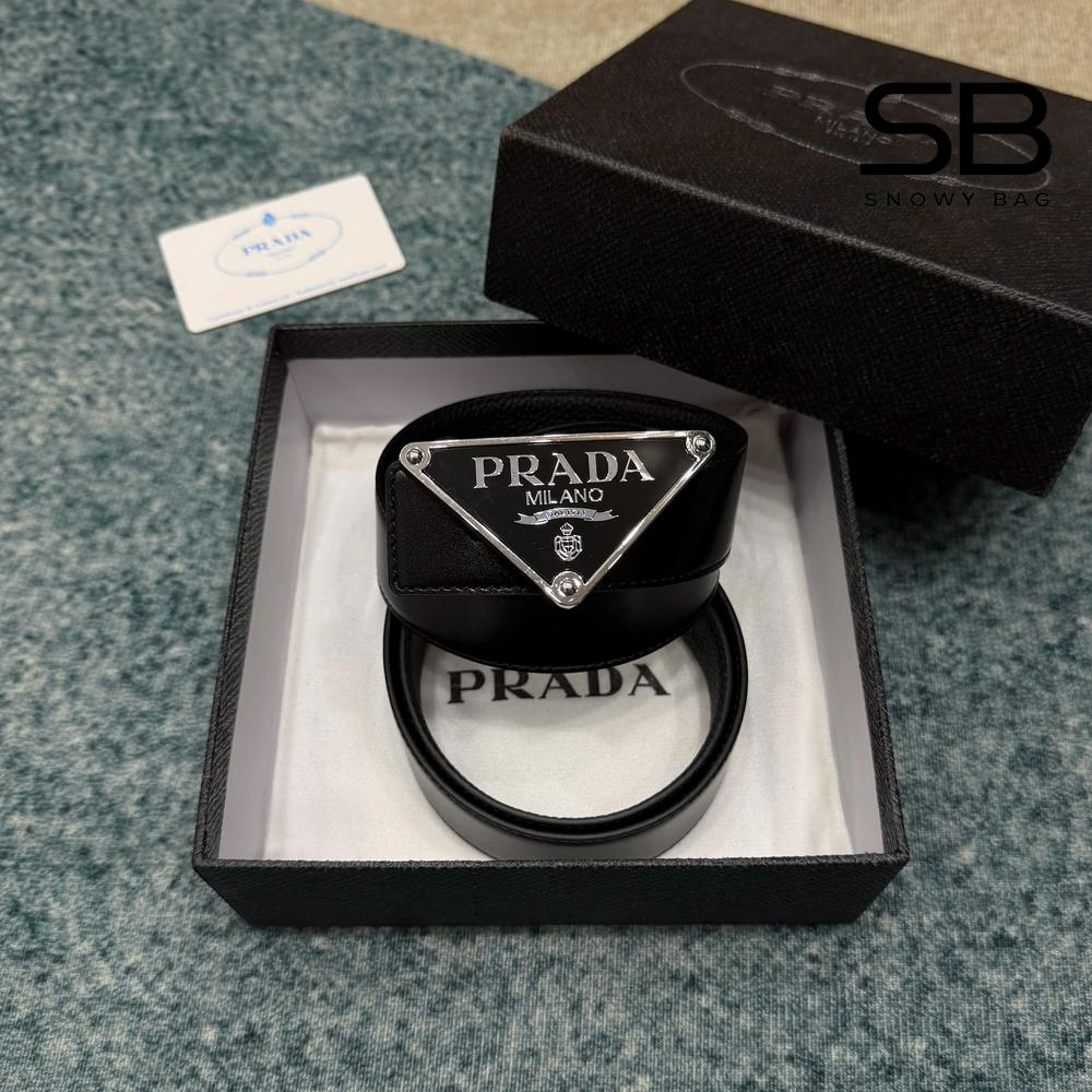 Thắt Lưng Prada Saffiano Triangle Black Đen góc nghiêng chi tiết