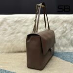 Túi Chanel Maxi Flap Bag Calfskin with Grain Effect góc nghiêng chi tiết