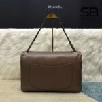 Túi Chanel Maxi Flap Bag Calfskin with Grain Effect với chi tiết logo sang trọng