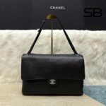 Túi Chanel Maxi Souplissimo Large Flap Bag Black Grained Calfskin SHW góc nghiêng chi tiết