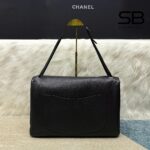 Chi tiết logo khóa túi Chanel Maxi Souplissimo Large Flap Bag Black Grained Calfskin SHW