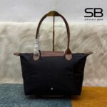 Túi Longchamp Le Pliage Original M Tote Bag Màu Đen Nâu góc nghiêng chi tiết