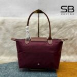 Túi Longchamp Le Pliage Original M Tote Bag Màu Đỏ Burgundy góc nghiêng chi tiết