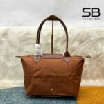 Túi Longchamp Le Pliage Original M Tote Bag Màu Nâu góc nghiêng chi tiết
