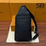 Túi LV Avenue Slingbag Black Taiga M30863 góc nghiêng chi tiết