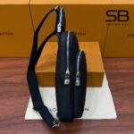 Chi tiết khóa logo túi LV Avenue Slingbag Black Taiga M30863 sang trọng