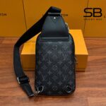 Túi LV Avenue Slingbag PM Monogram Eclipse M47137 Đen góc nghiêng chi tiết