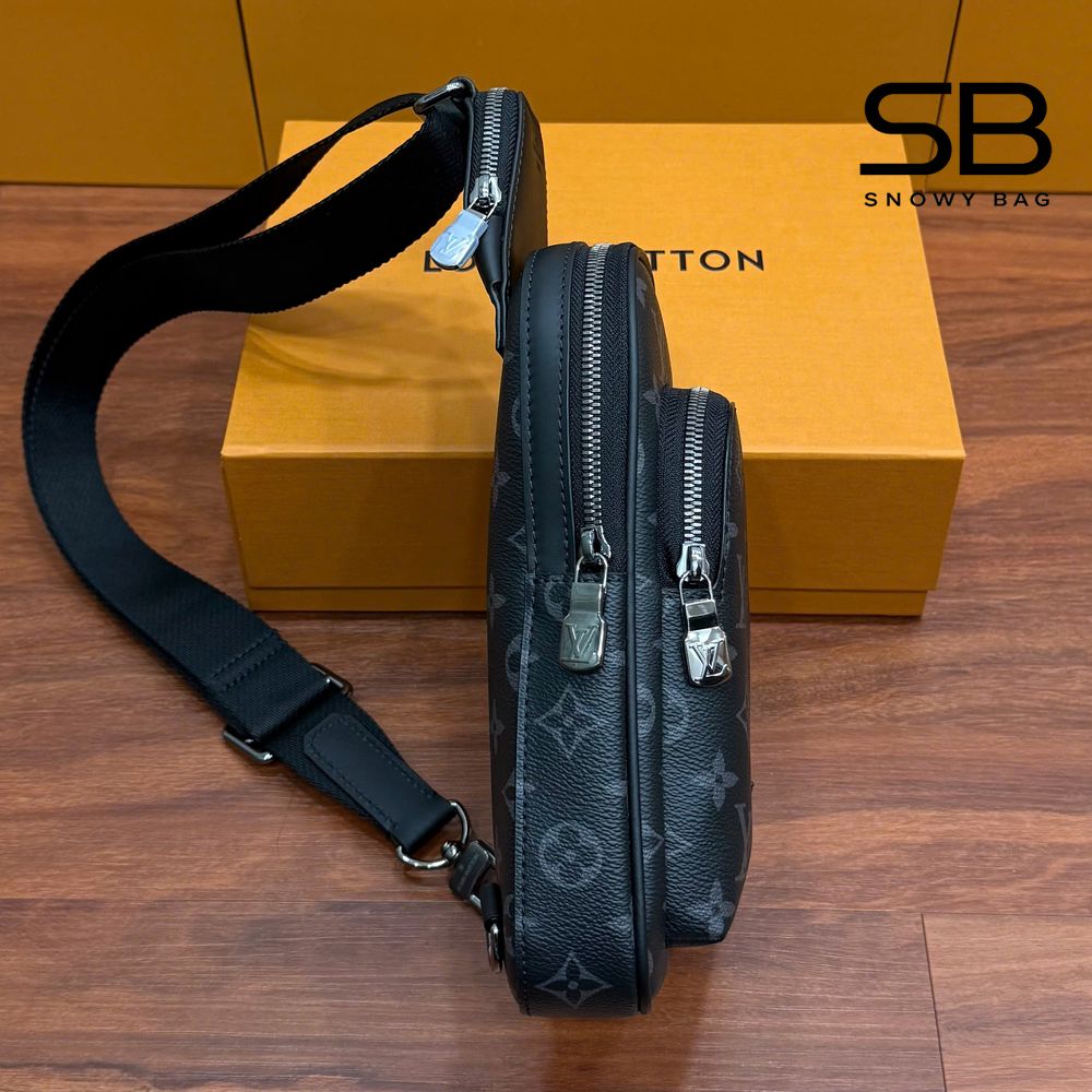 Chi tiết logo khóa của túi LV Avenue Slingbag PM Monogram Eclipse M47137 Đen