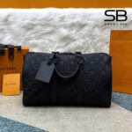 Túi LV Keepall Bandoulière 35 Black Monogram Taurillon M22765 màu đen góc nghiêng chi tiết