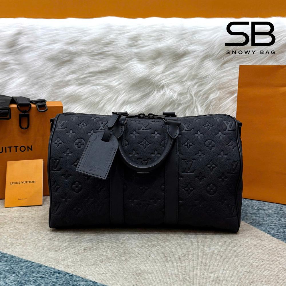 Túi LV Keepall Bandoulière 35 Black Monogram Taurillon M22765 màu đen góc nghiêng chi tiết