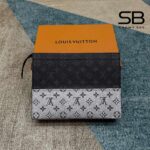 Túi LV Pochette Voyage Monogram Eclipse Split Đen Bạc 27CM góc nghiêng chi tiết